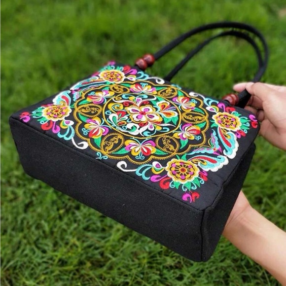 Floral Embroidered Handbag - Picture 5 of 6